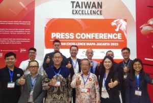 Para perwakilan dari perusahaan Taiwan yang ikut hadir dalam pameran INAPA 2023, berfoto bersama Tiffany Wang (Manager Taiwan Trade Center Jakarta), John C. Chen (Ambassador of TETO in Indonesia), dan Frank Lu (Economic Division Director of TETO in Indonesia).