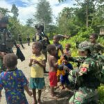 Anak-Anak Muara Sambut Gembira Komsos Marinir Habema