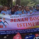 Srikandi Komunitas Senam Bogor Istimewa (SBI) Berbagi Takjil di Bulan Ramadan